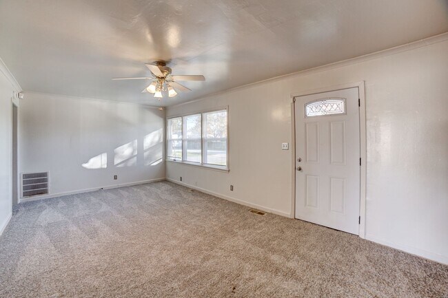 Foto del edificio - COMING SOON 3 bed 1 bath!