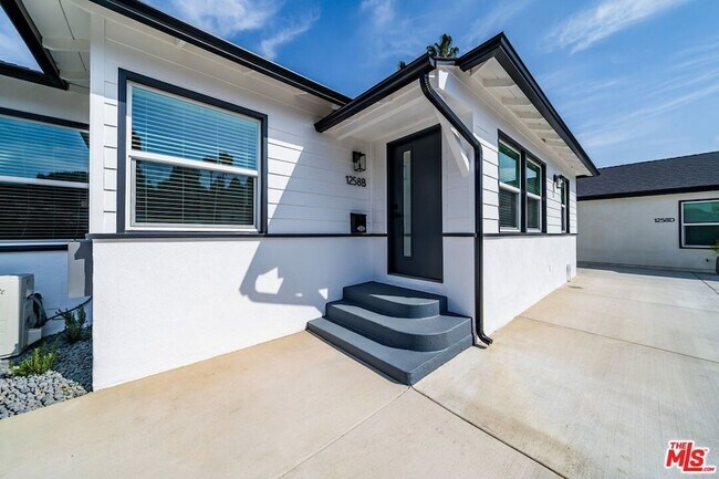 Building Photo - 1258 Mariposa St