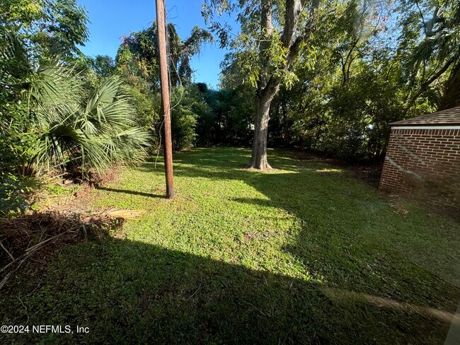 Foto del edificio - 2645 Dellwood Ave