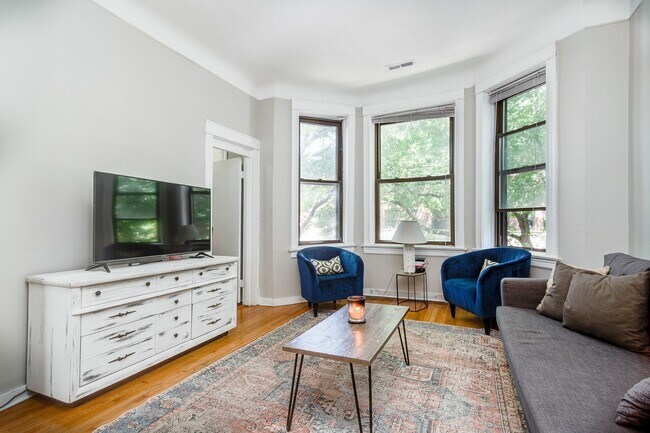 Foto del edificio - 3554 N Wilton Ave