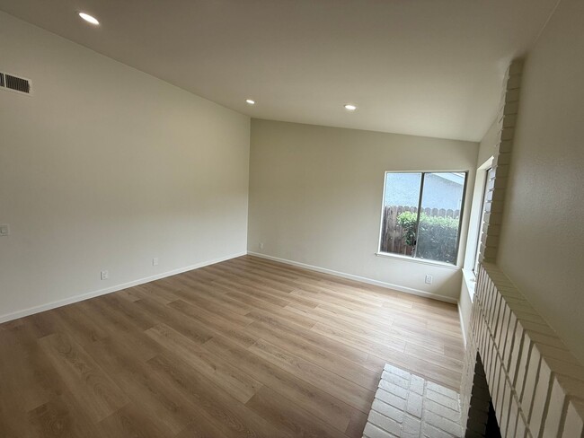 Building Photo - A nice Mission Oaks Home for Rent