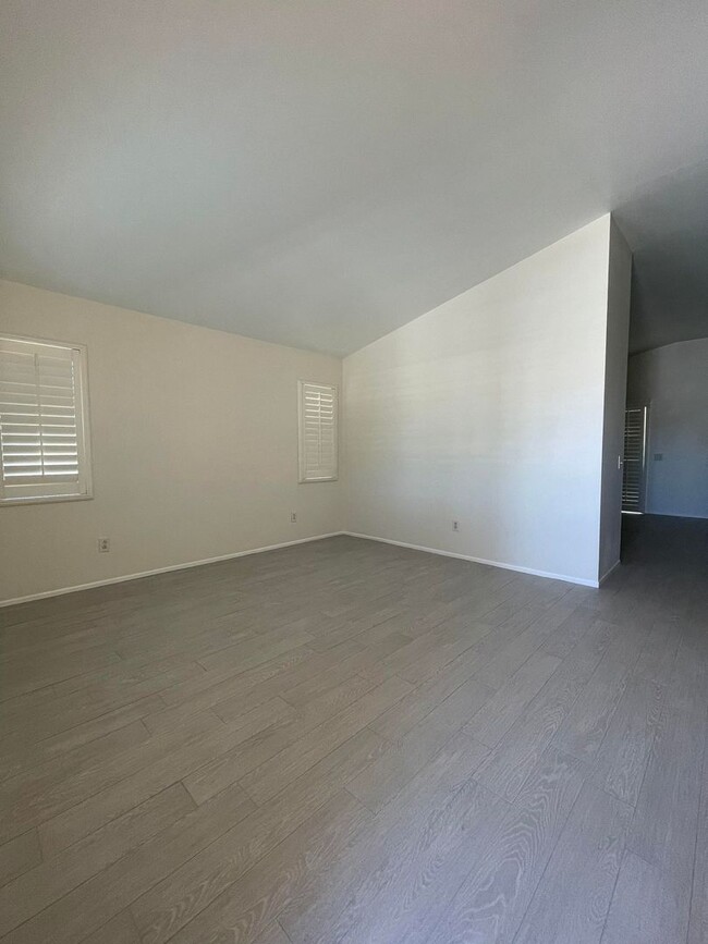 Building Photo - Three Bedroom Two Bathroom Home in East He...