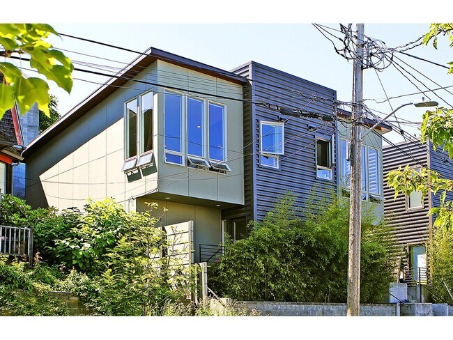 Building Photo - Modern 2 Bed + Den Madison Valley Townhouse!