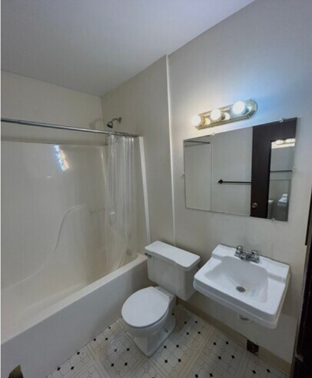 BAÑO - 1429 3rd Ave