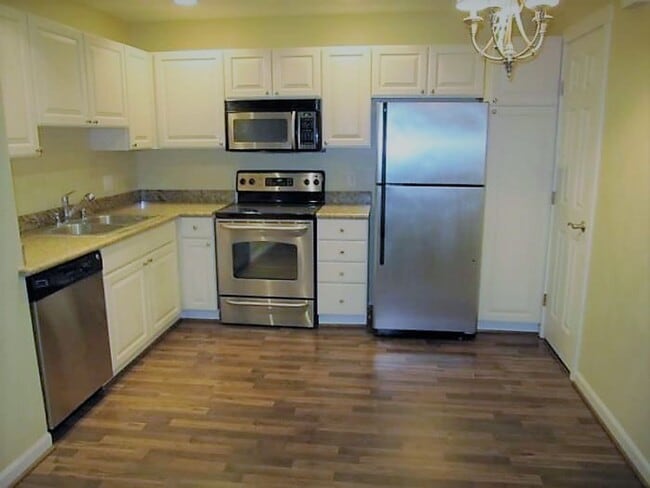Building Photo - Gorgeous 1 bd Condo located in a prime loc...