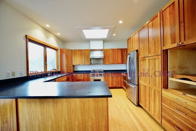 Building Photo - Charming 3 Bed, 2 Bath Mill Valley Home wi...