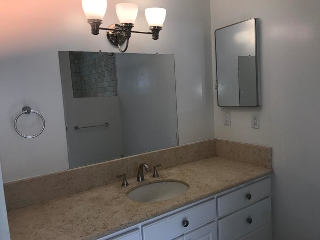 Building Photo - 4 bedroom in Palo Alto CA 94301