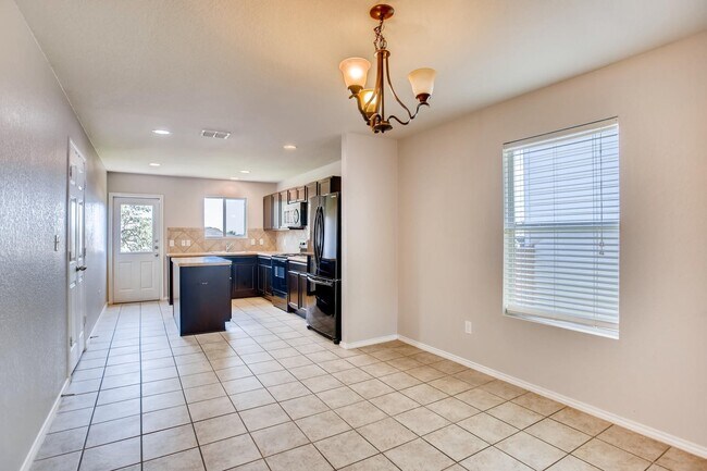 Foto del edificio - beautifully maintained 3-bedroom, 2-bathro...