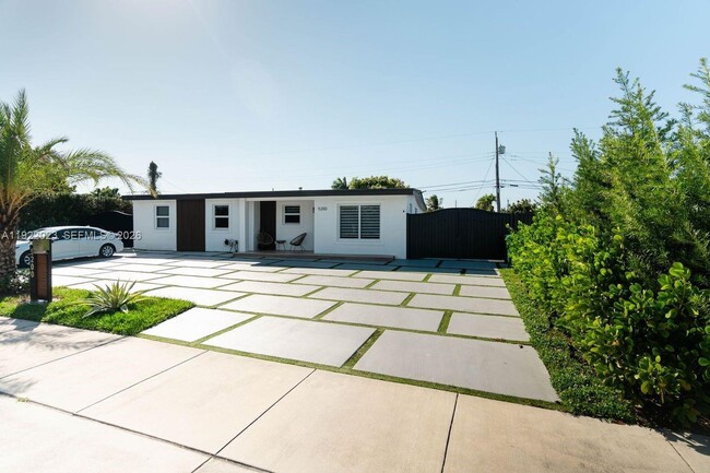 Foto del edificio - 5200 SW 114th Ct