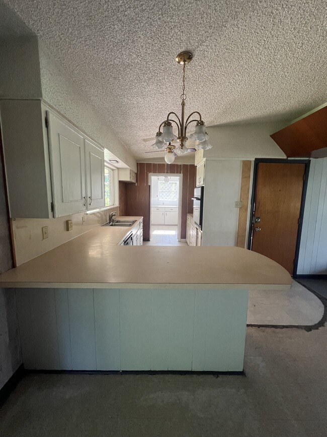 Building Photo - 1030 Louise Ln
