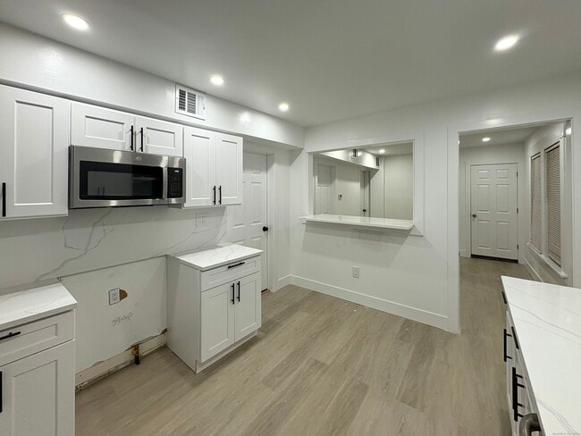 Building Photo - 25 Deforest Ave