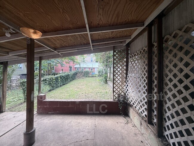 Foto del edificio - 214 W Strawberry St