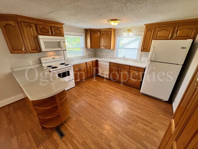 Building Photo - 960 Dustin St-2BR/1BA-Home!!