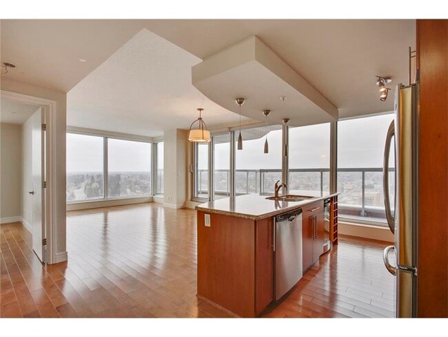 Building Photo - 817 15 Av SW