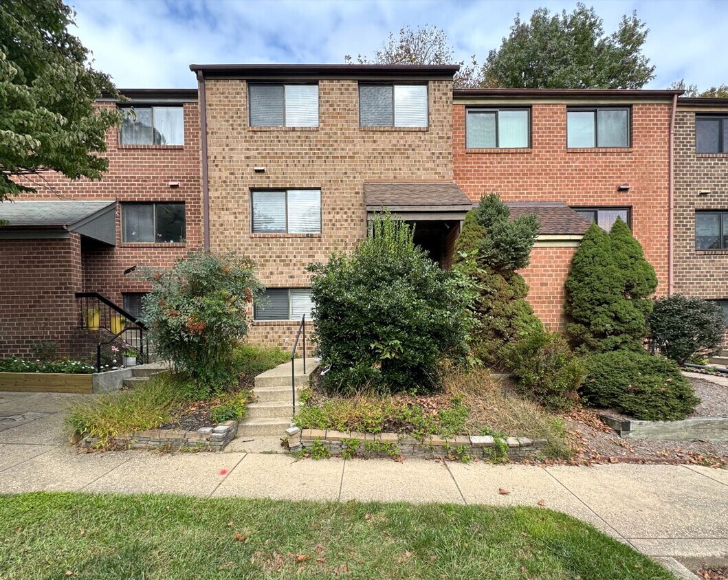 Primary Photo - Lovely 4 BR/3.5 BA Townhome in Columbia!