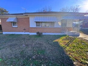 Building Photo - 830 Stratford Rd