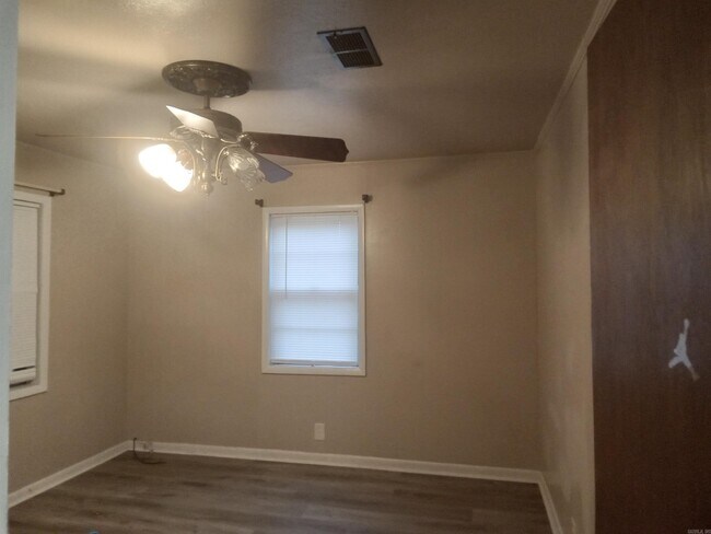 Foto del edificio - 8033 Sulphur Springs Rd