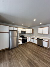 Building Photo - 2019 SW Canyon Dr