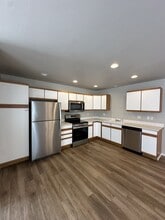 Building Photo - 2019 SW Canyon Dr