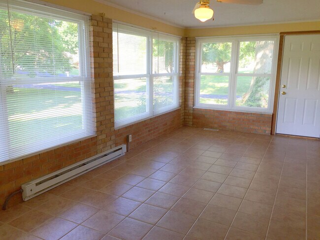 Building Photo - 10678 Bettyray Dr