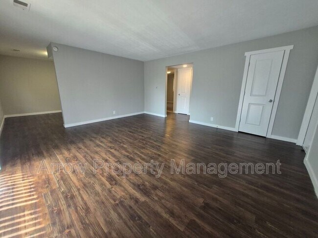 Building Photo - 440 Moffitt St