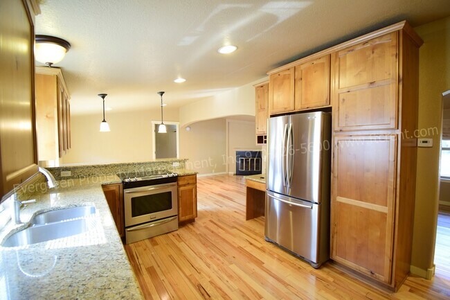 Building Photo - Stunning, Updated 2 Bedroom, 2 Bath House ...