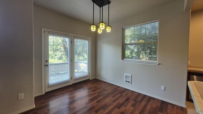 Building Photo - Edgefield Town Home Just steps away from McMenamins Edgefield, and Old Town Troutdale