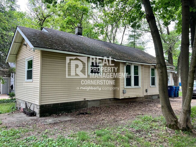 Foto del edificio - Charming 2-Bedroom Home with Spacious Yard