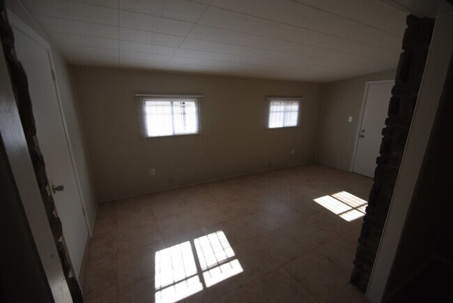Foto del edificio - 823 W 17th Pl