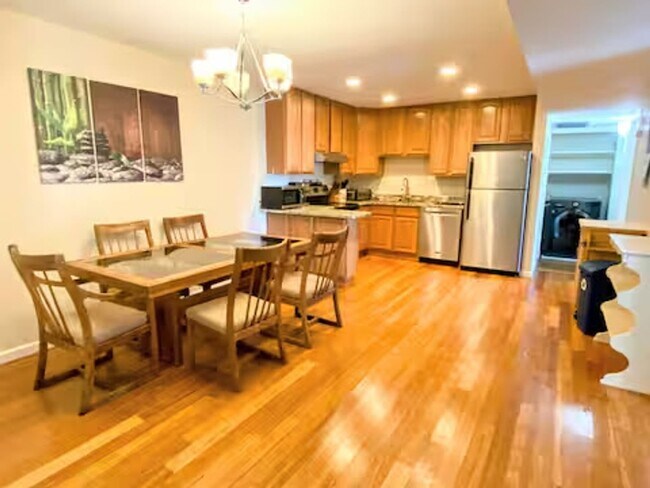 Building Photo - Intern Housing Available-Furnished Flexible lease terms Large 3 bedroom, 2 bathroom peaceful condo