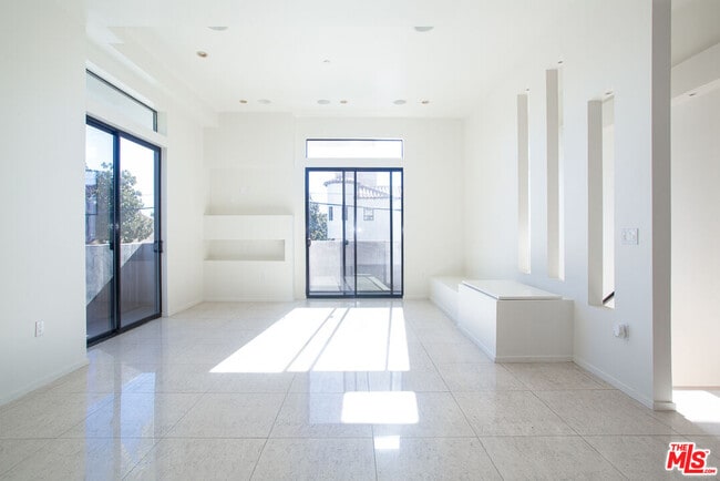 Foto del edificio - 8639 Whitworth Dr