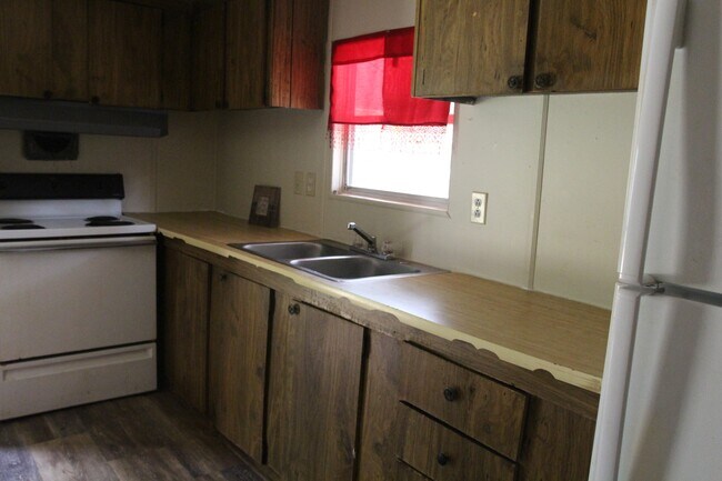 Building Photo - 3004 Treasure Ave