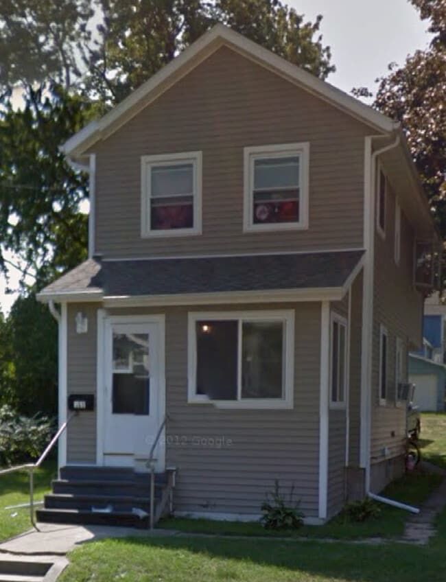 Building Photo - 811 E Garden St