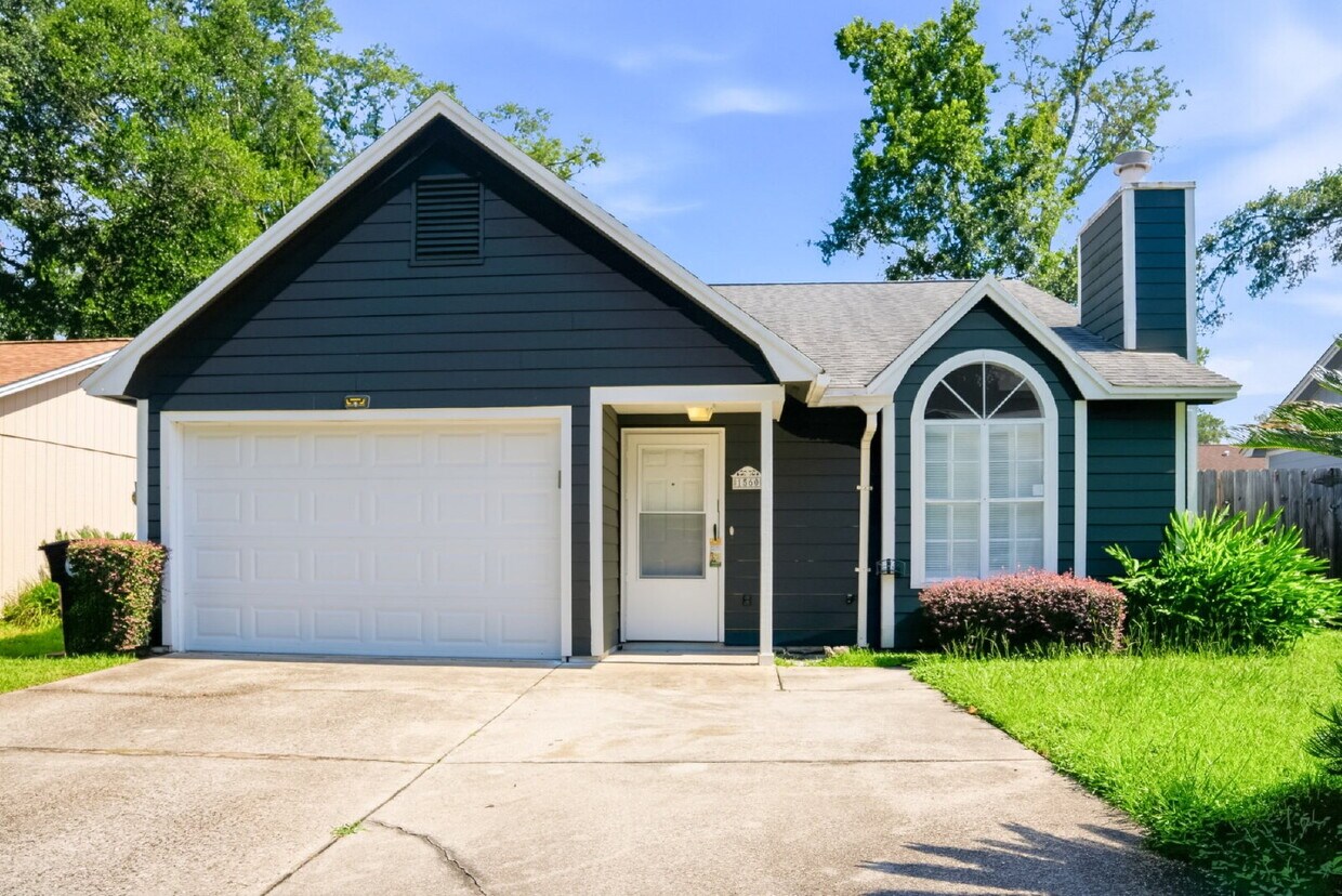 Beautifully Renovated 3BR/2BA Home with Fireplace, Fenced Yard & Garage in Timber Lake! - Beautifully Renovated 3BR/2BA Home with Fireplace, Fenced Yard & Garage in Timber Lake!