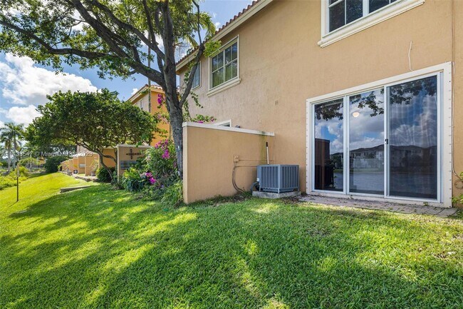 Foto del edificio - 10587 SW 6th St