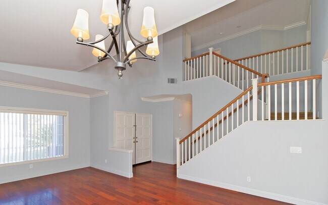 Foto del edificio - Spacious 6 Bedroom Home With Huge Backyard!