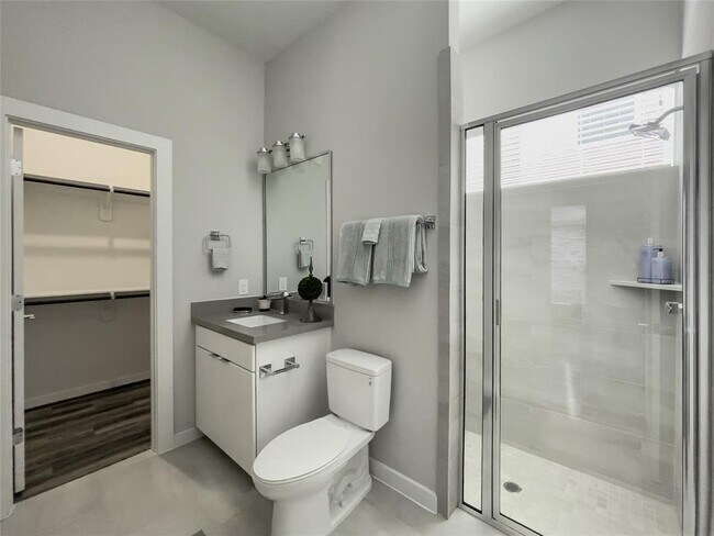 Foto del edificio - 5815 Fairdale Ln