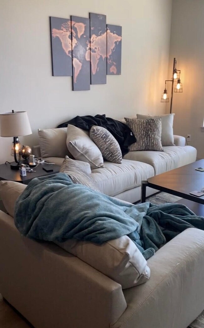 Building Photo - 6125 E Indian School Rd