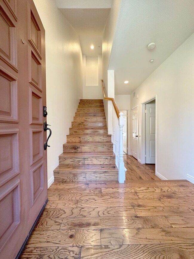 Foto del edificio - 2 BEDROOM 2.5 BATHROOM WITH LOFT HOME IN HIGHLY DESIRED BERKSHIRE TRACK