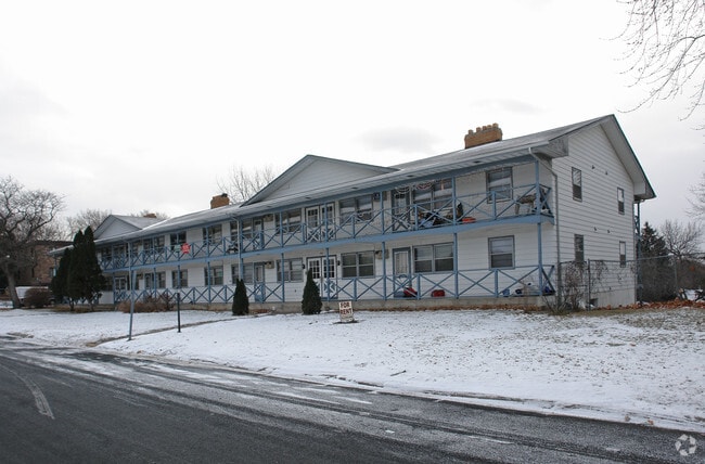 Building Photo - Hillcrest Apartments