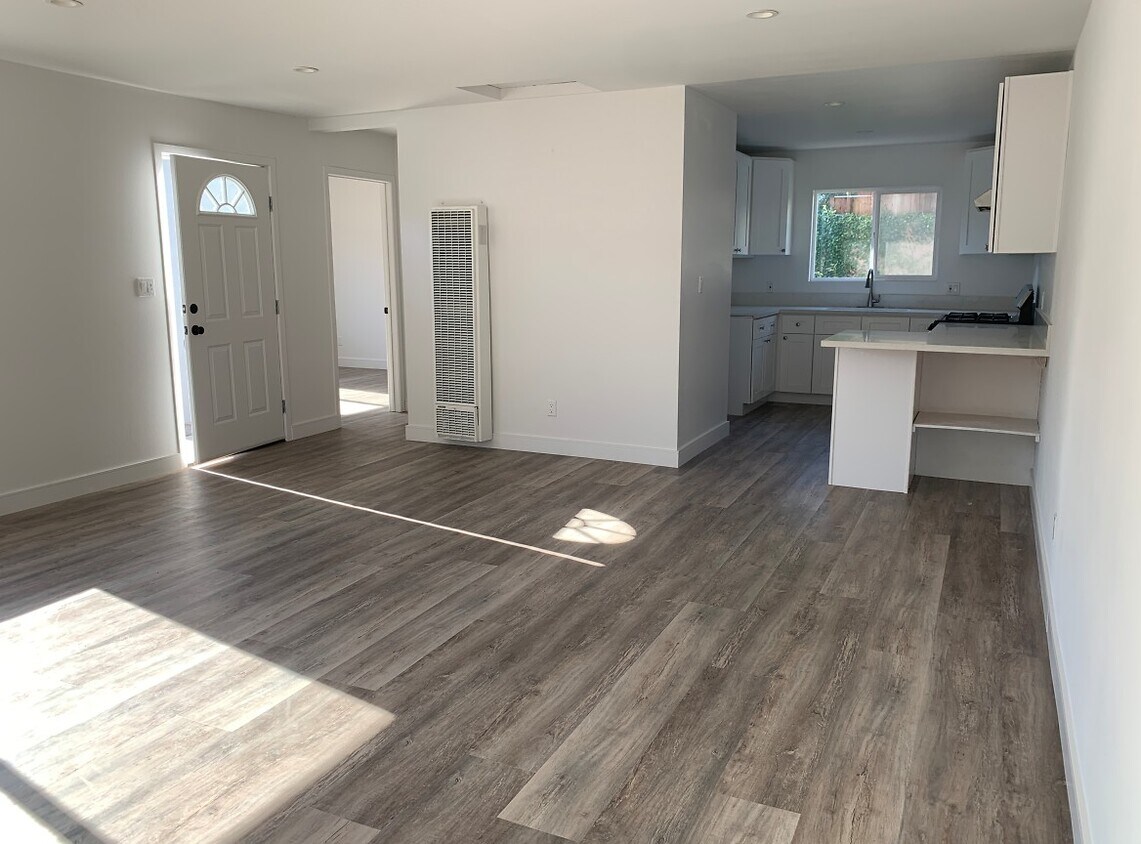 Living space - 1222 Felbar Ave