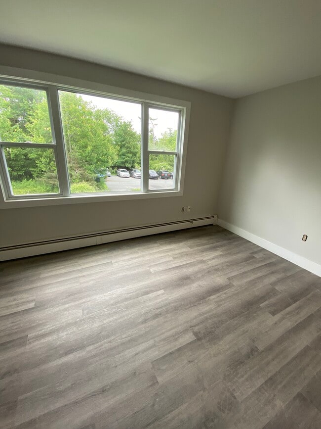 Building Photo - SPACIOUS RENOVATED TWO BEDROOM APARTMENT -...