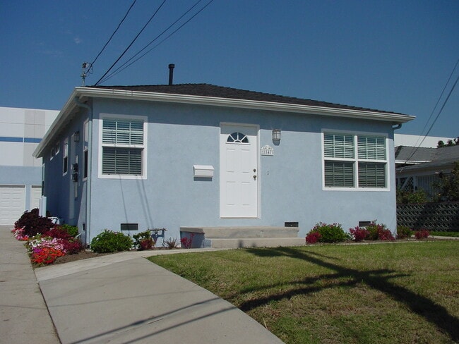 Building Photo - 1547 Del Amo Blvd