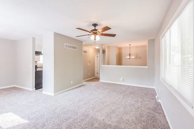 Building Photo - 4 bedroom, 2 bath in KC, MO!