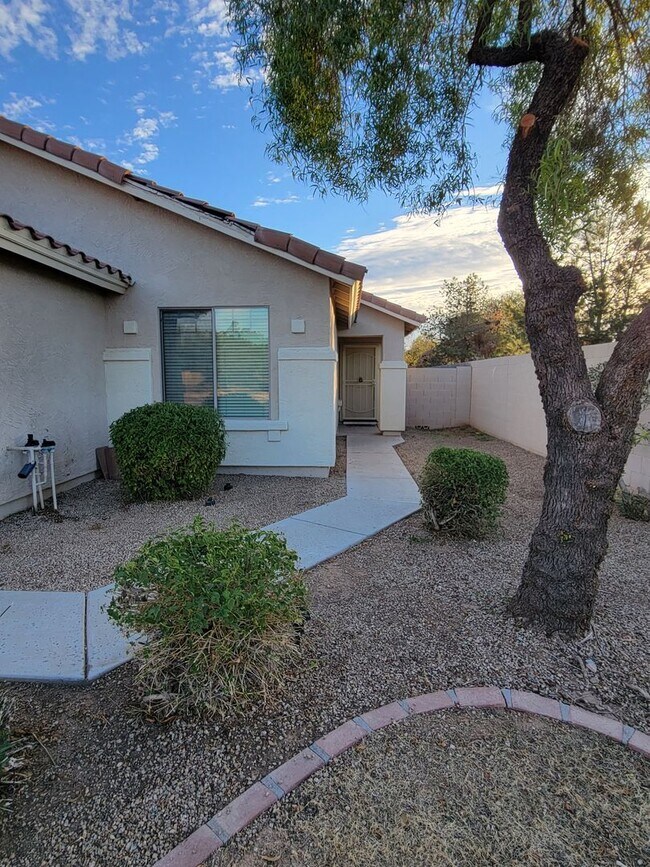Building Photo - Immaculate 3 Bedroom with a Den