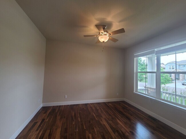 Foto del edificio - STUNNING 4 BEDROOM/3.5 BATHROOM HOME W/ MO...