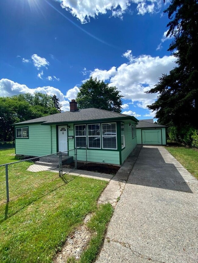 Building Photo - Two Bedroom Home with Fenced Yard In Lents...