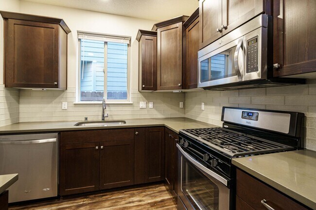 Foto del edificio - MASTER ON THE MAIN - 3 bedroom 2.5 bath - ...