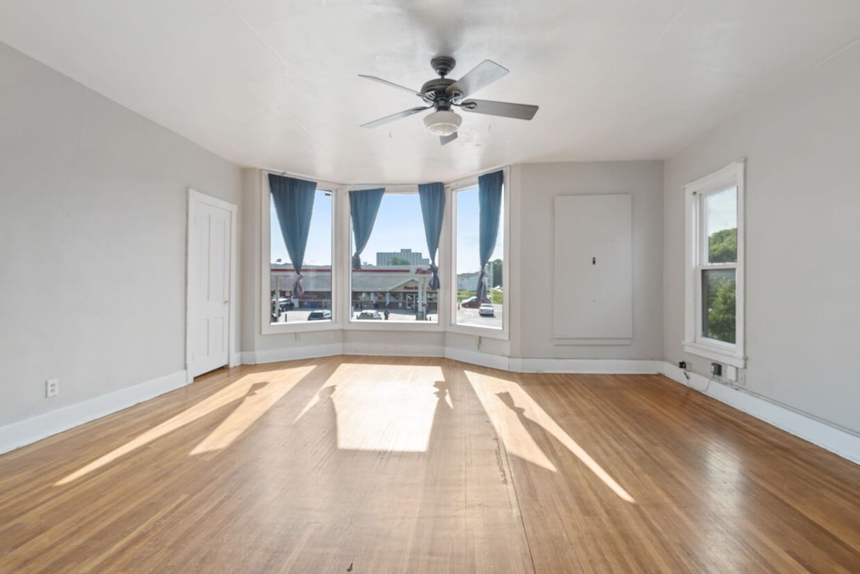 Foto principal - 2020 1/2 College St - Cedar Falls