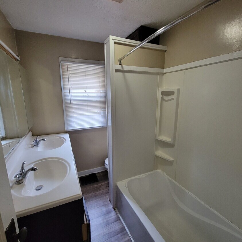 Near East 3BR/1BA House ready to LEASE! - Near East 3BR/1BA House ready to LEASE!